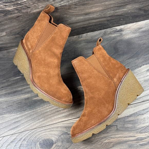 NIB Clarks Clarkford Top 9M Dark Tan Suede Wedge Chelsea Ankle Boots Booties - Picture 1 of 11